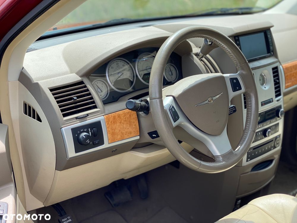 Chrysler Town & Country - 10