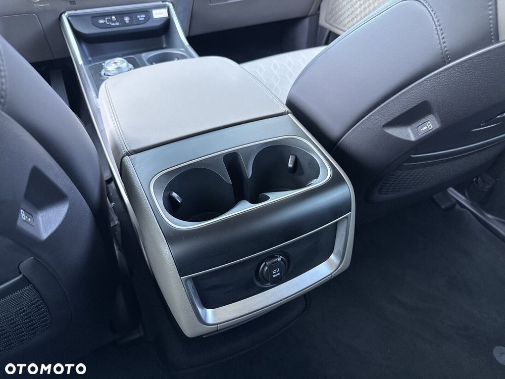 Kia Carnival - 32