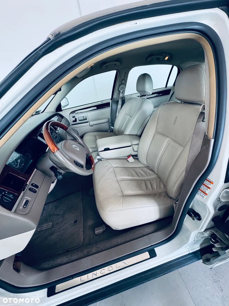 Lincoln Town Car - 5
