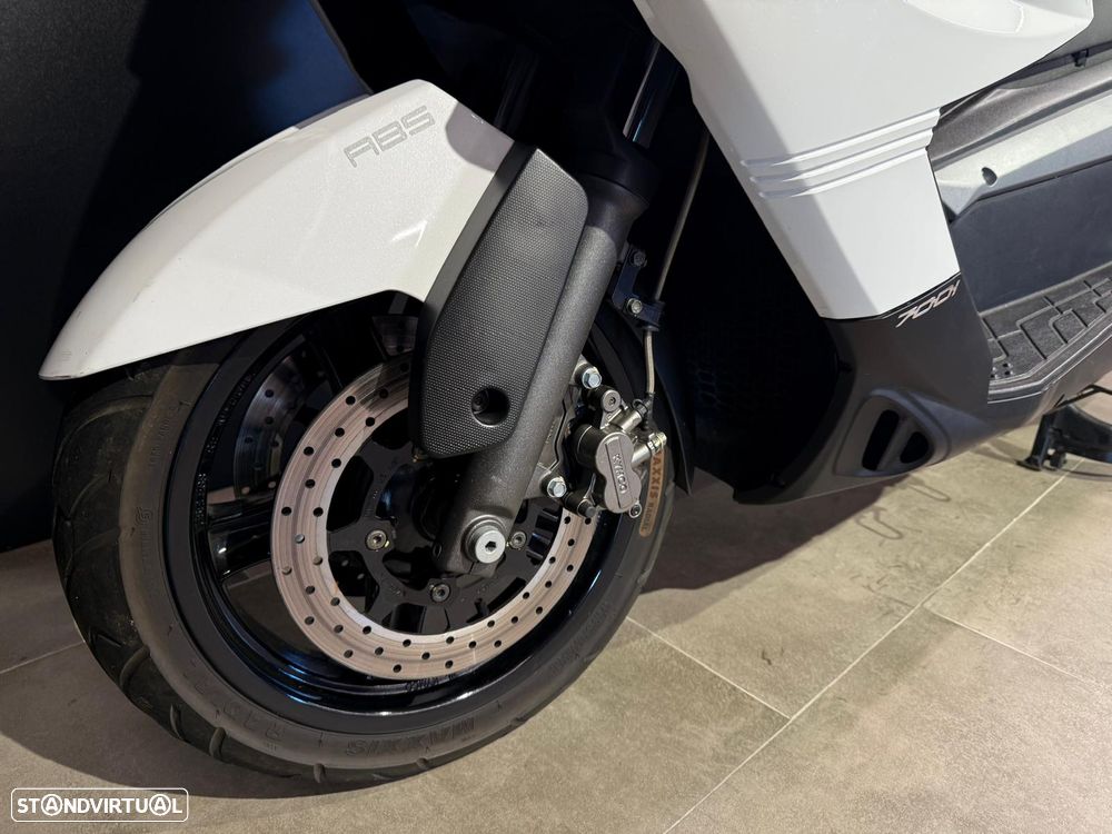 Kymco MyRoad 700i - 9