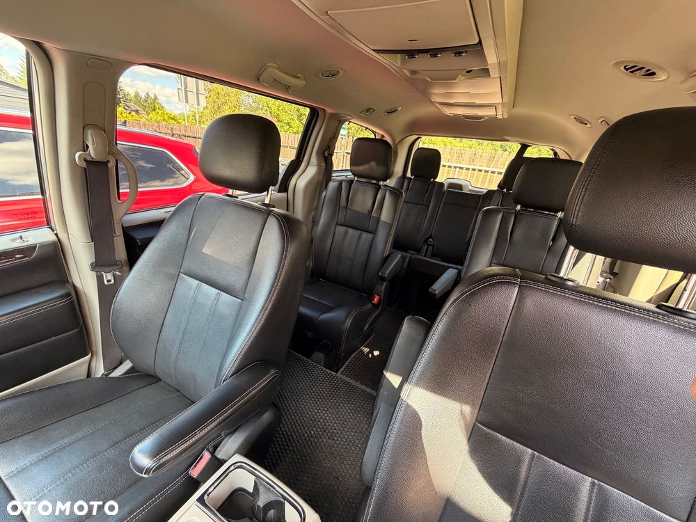 Chrysler Town & Country - 6