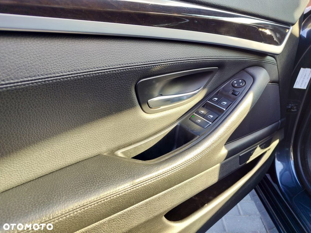 BMW Seria 5 528i xDrive - 16