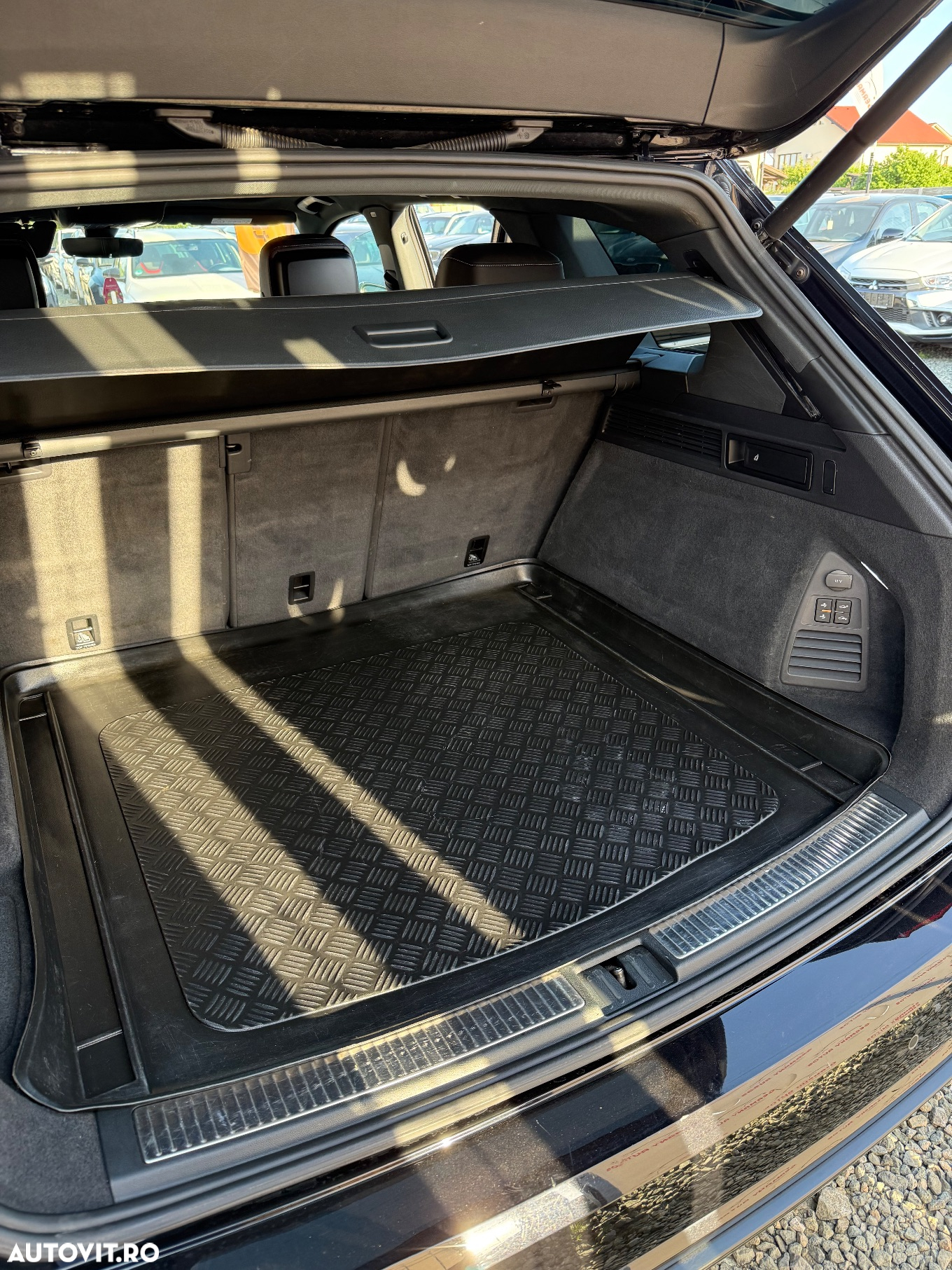 Volkswagen Touareg V6 TDI 4MOTION R-Line - 36