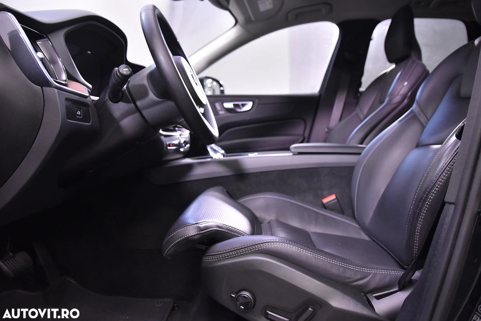 Volvo XC 60 B4 D AWD Plus Dark - 24