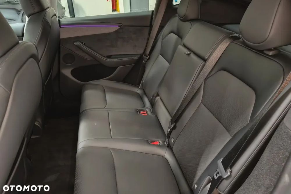 Tesla Y Long Range AWD - 16