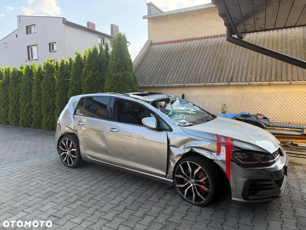 Volkswagen Golf - 1