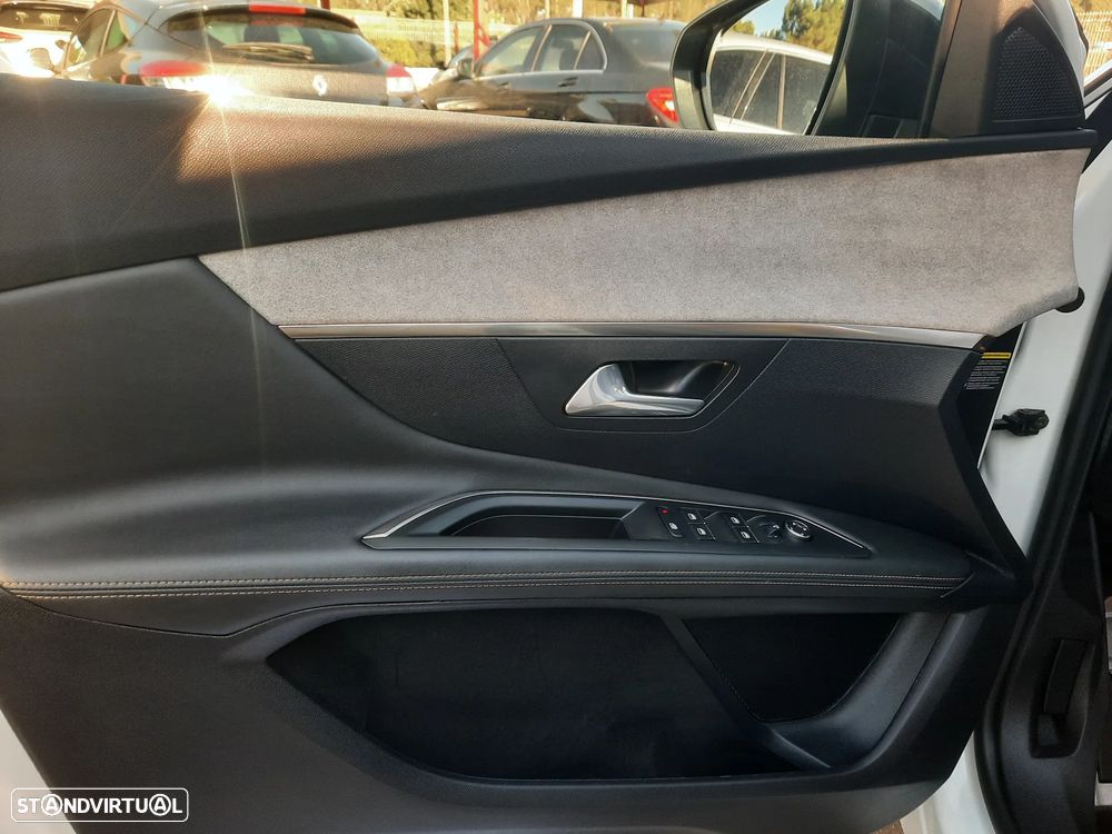 Peugeot 3008 1.6 Hybrid GT Pack e-EAT8 - 22