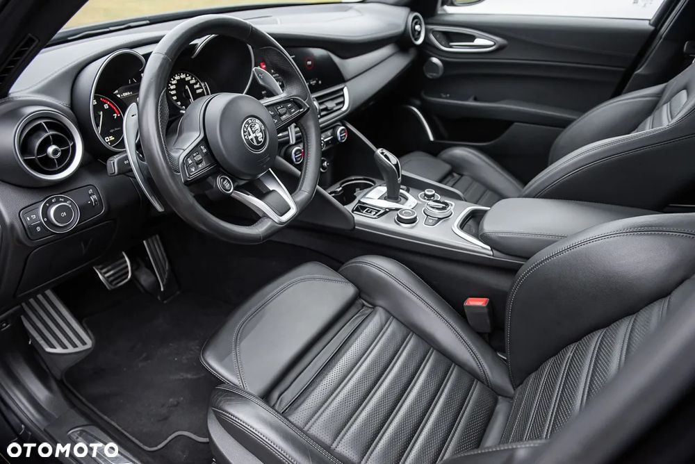 Alfa Romeo Giulia 2.0 Turbo 16V AT8-Q4 Veloce - 17