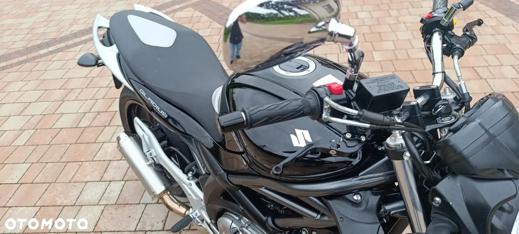 Suzuki GSR - 18