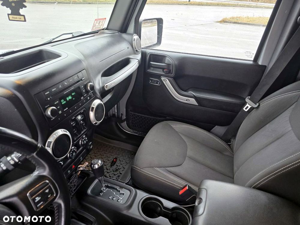 Jeep Wrangler 3.6 Unlim Sahara - 36