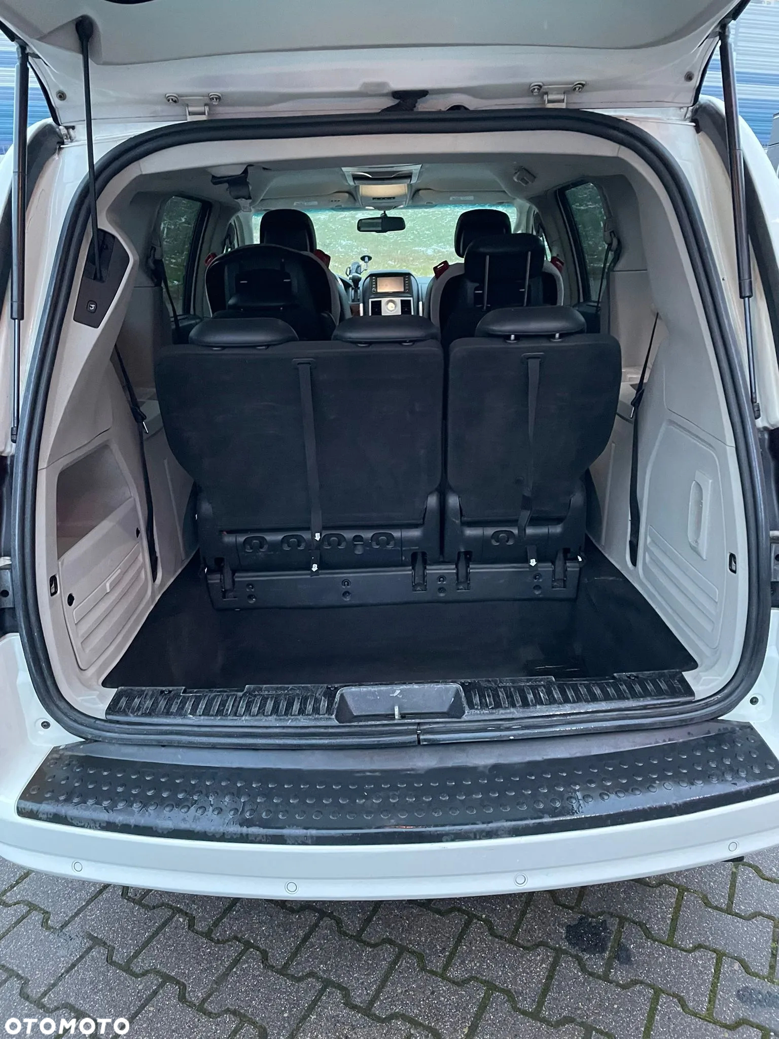 Chrysler Town & Country - 20