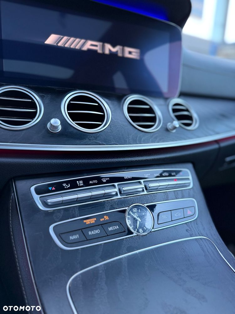 Mercedes-Benz Klasa E 220 d 4-Matic 9G-TRONIC - 23