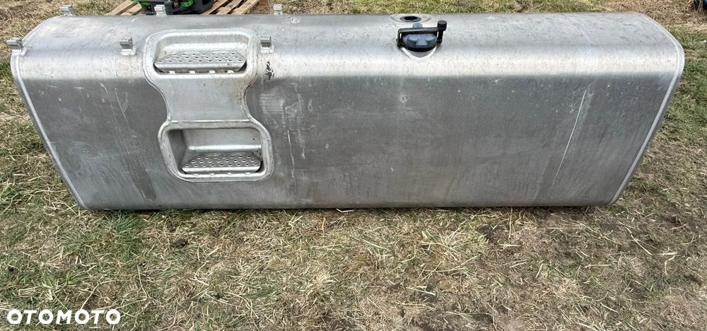 Zbiornik paliwa VOLVO FH4 900 LITRÓW ORYGINAŁ - 1
