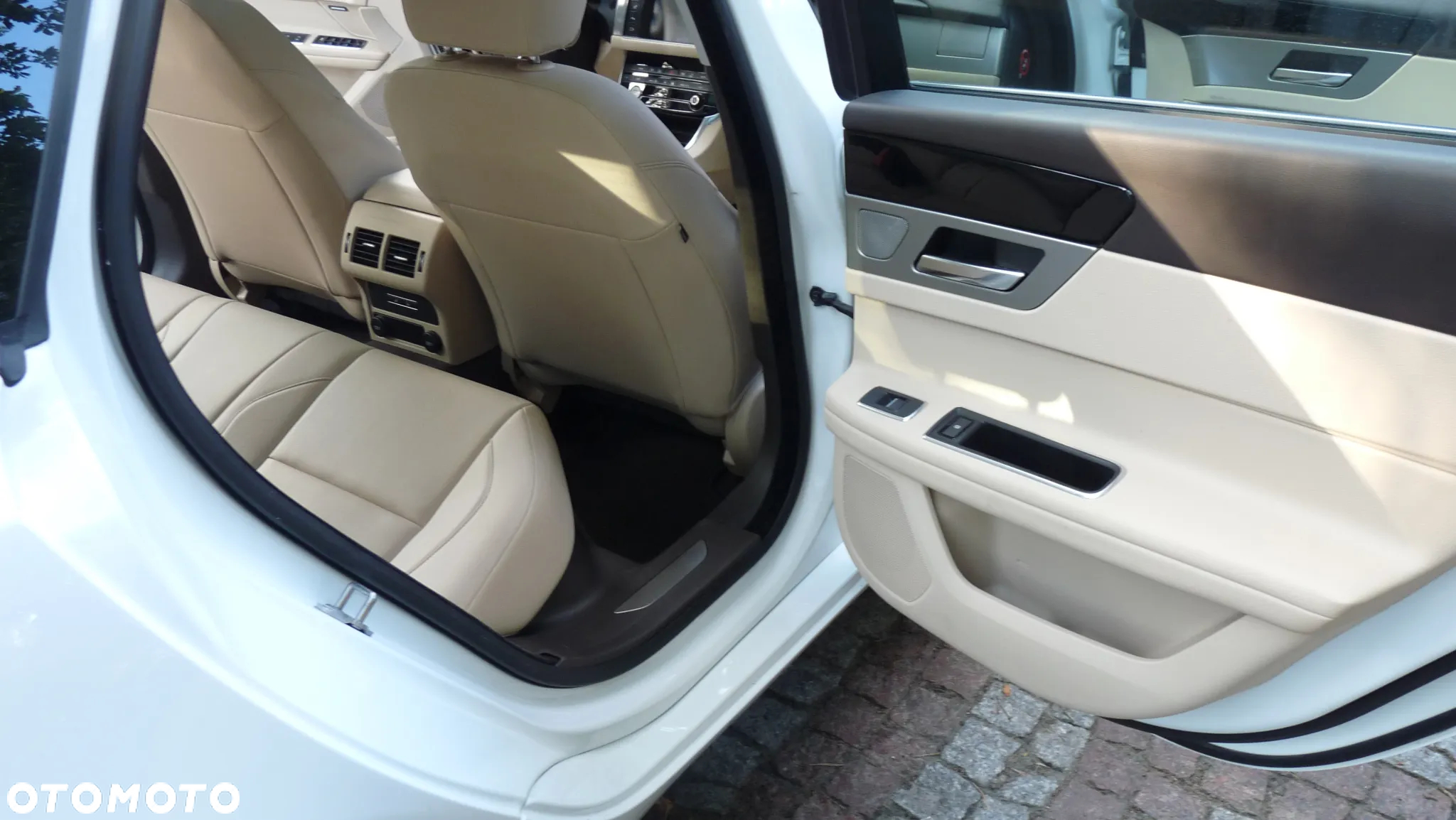 Jaguar XF 35t AWD Portfolio - 21