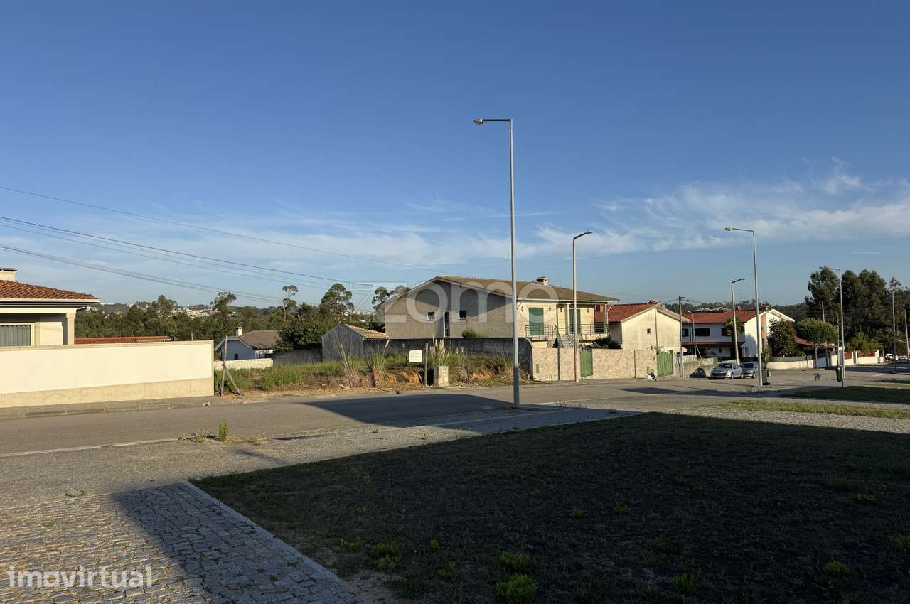 Terreno Urbano com 740m2, em Santa Maria da Feira - Grande imagem: 2/16