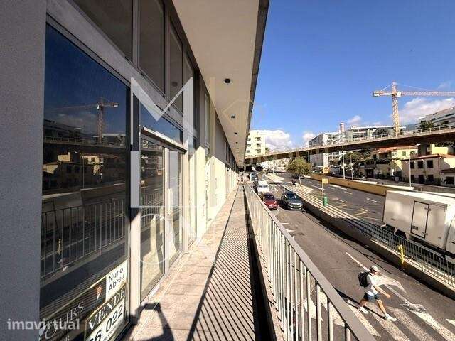 Loja na 5 de Outubro com 5.40m de pé direito e 2 montras. - Grande imagem: 5/15