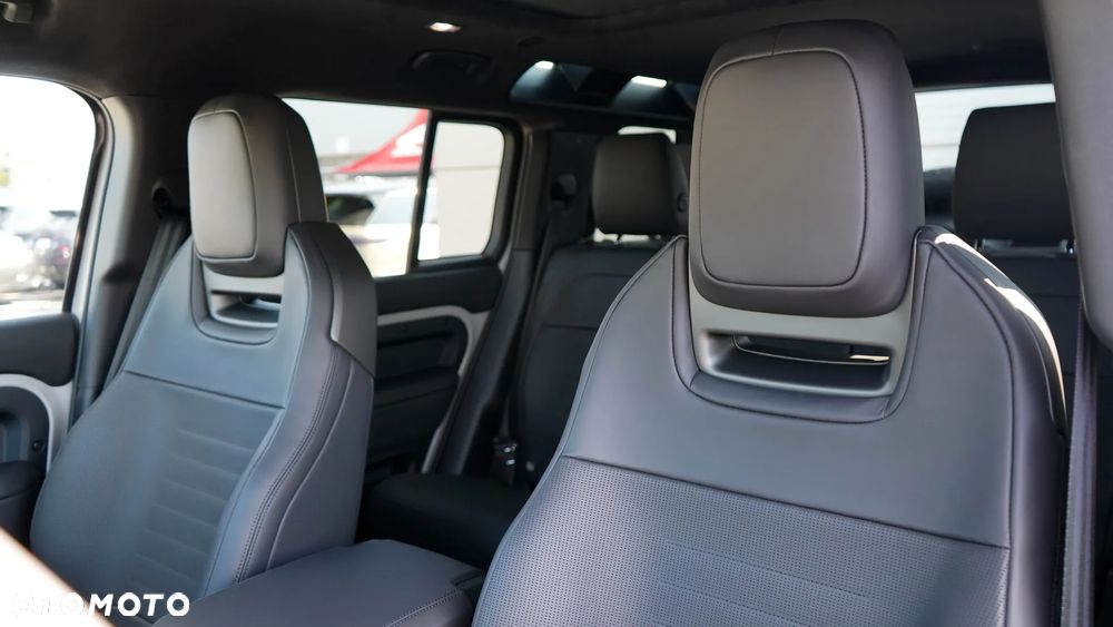 Land Rover Defender - 33