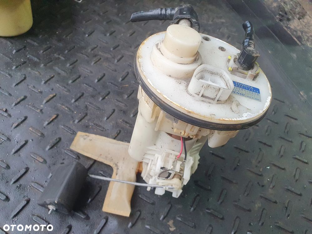 Pompa baku paliwa TOYOTA COROLLA (_E11_) 77020-12490 1.6L 2005 - 1