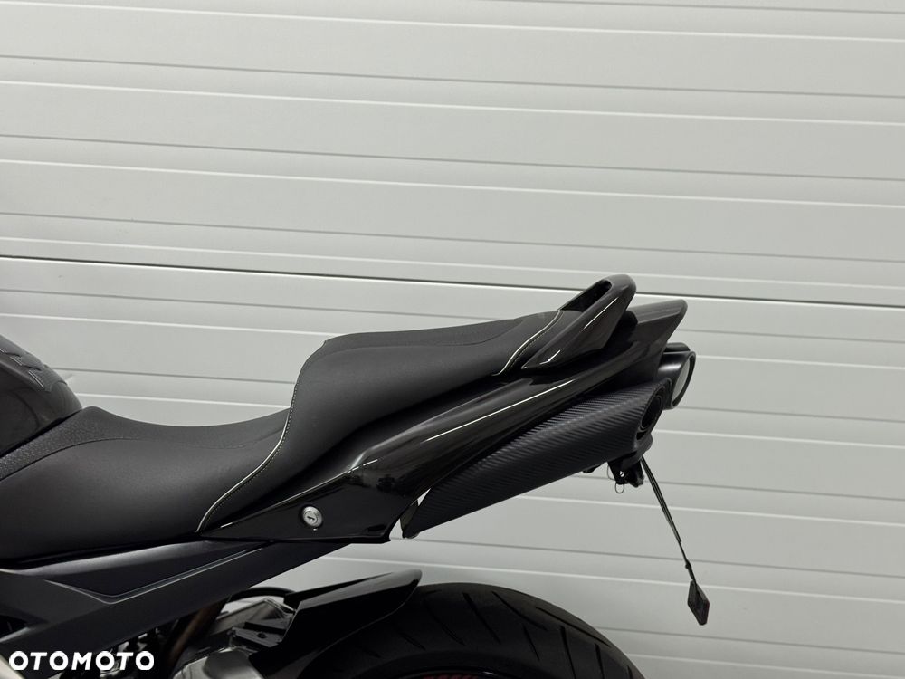 Suzuki GSR - 16
