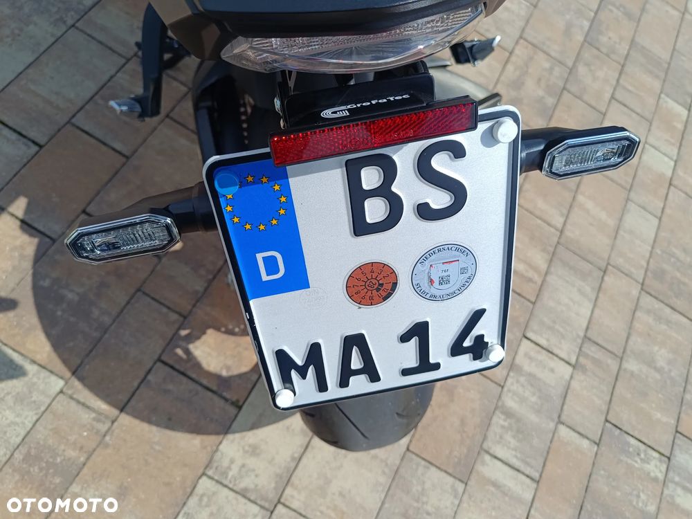 Suzuki GSX 1000 - 24