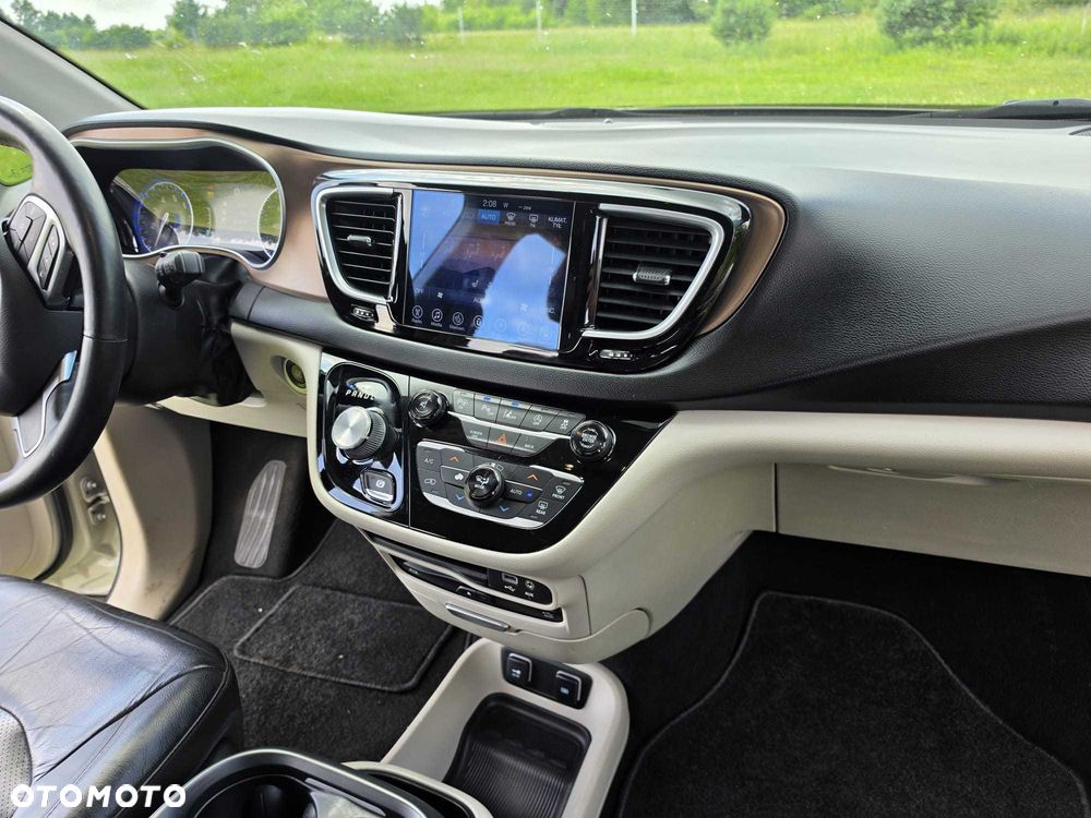 Chrysler Pacifica - 2