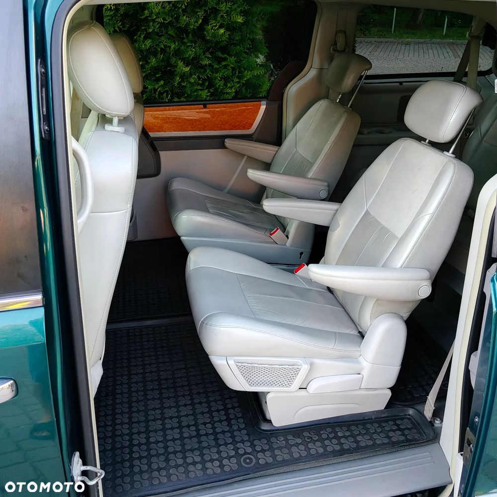 Chrysler Town & Country - 7