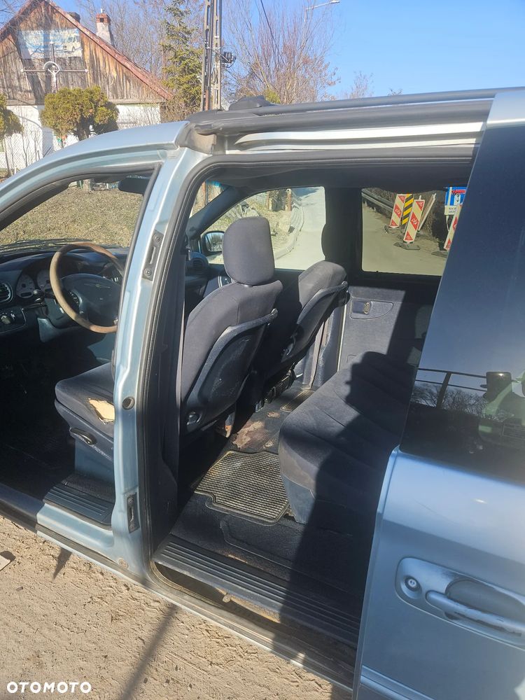 Chrysler Town & Country - 6