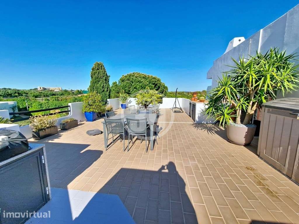 Penthouse T2 com Enorme Terraço Privado e Vista Aberta sobre o Golfe - Grande imagem: 4/34