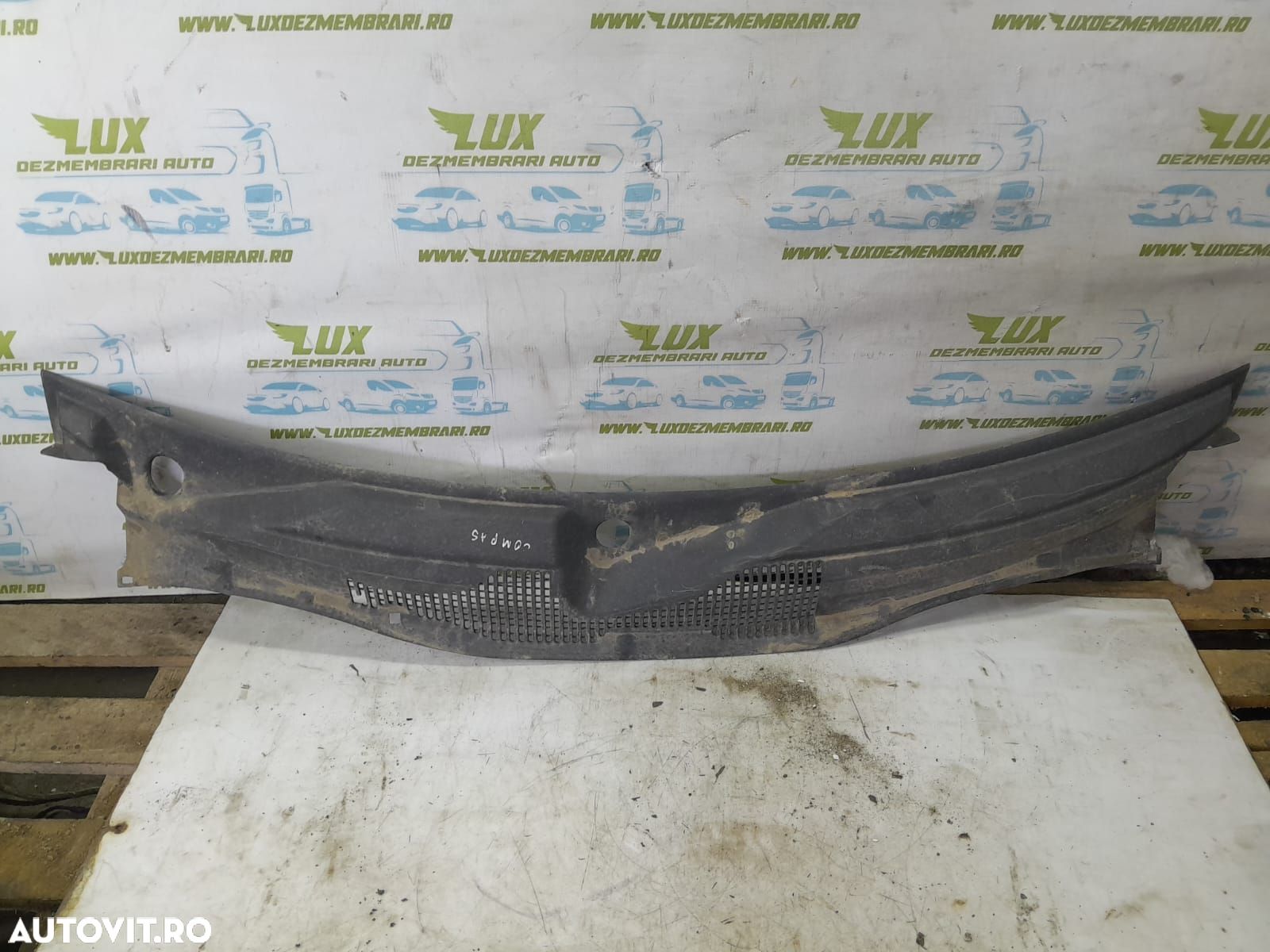 Grila stergator 05303965a Jeep Compass 1 [facelift] [2011 - 2013] - 1