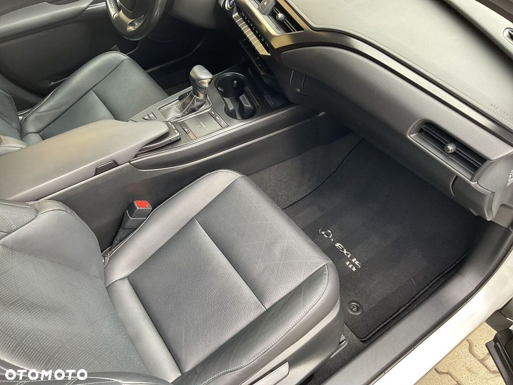 Lexus UX - 10