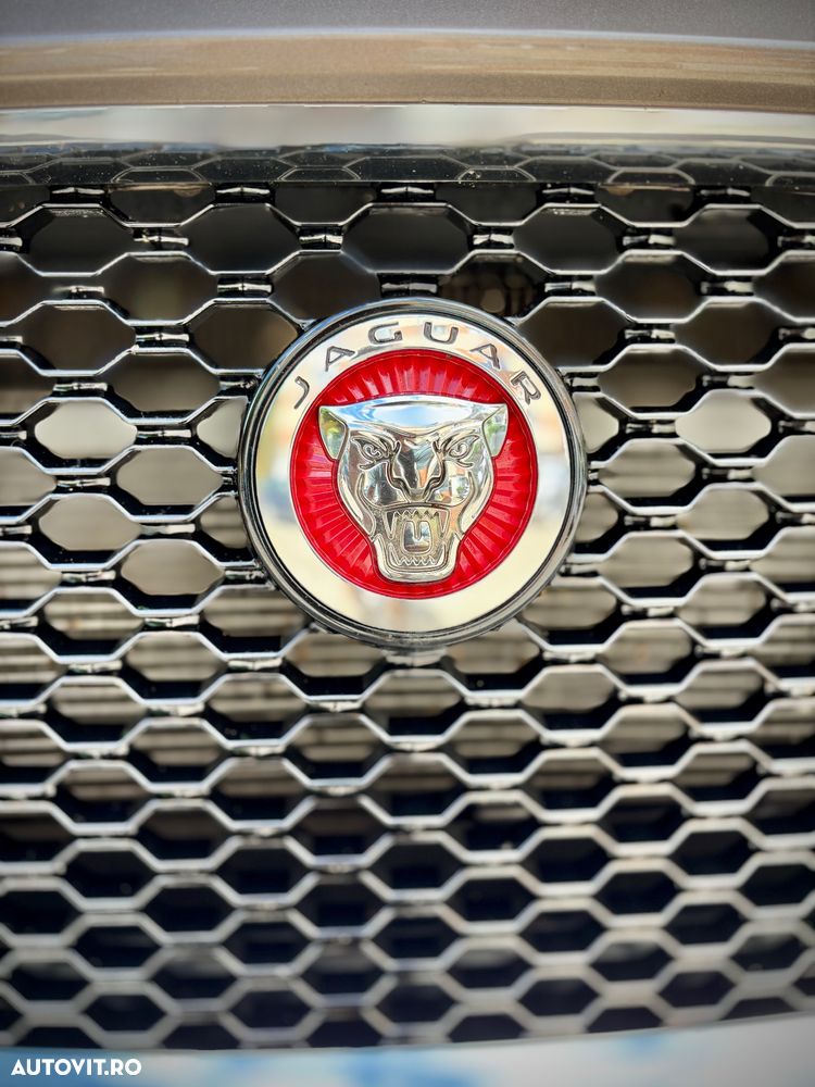 Jaguar F-Pace 20d AWD Portfolio - 40