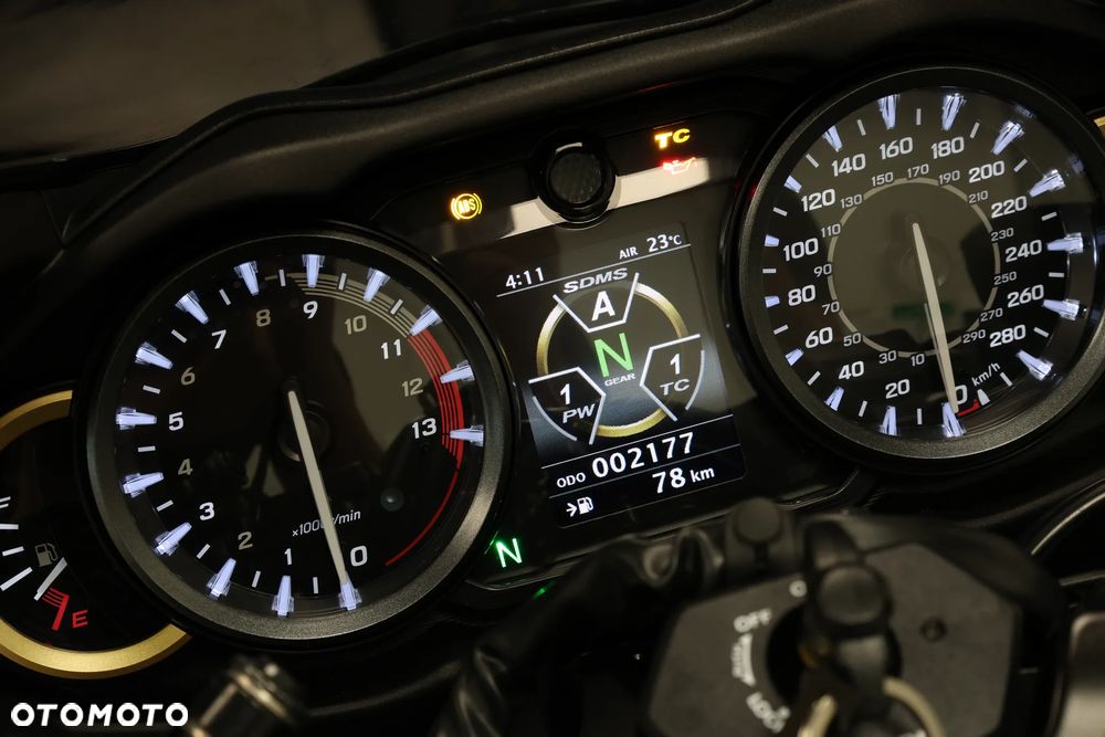 Suzuki GSX - 21