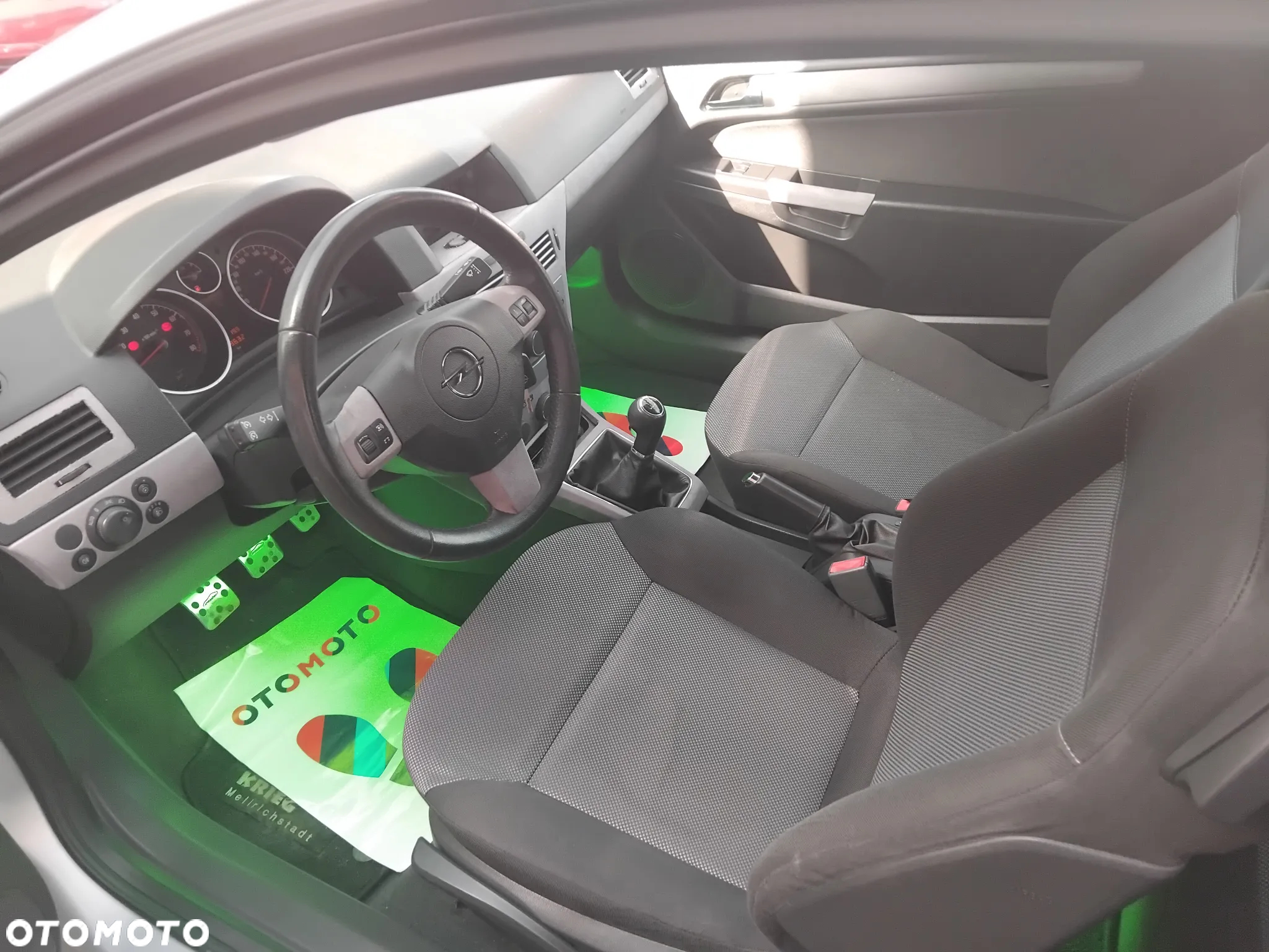 Opel Astra GTC 1.6 - 22