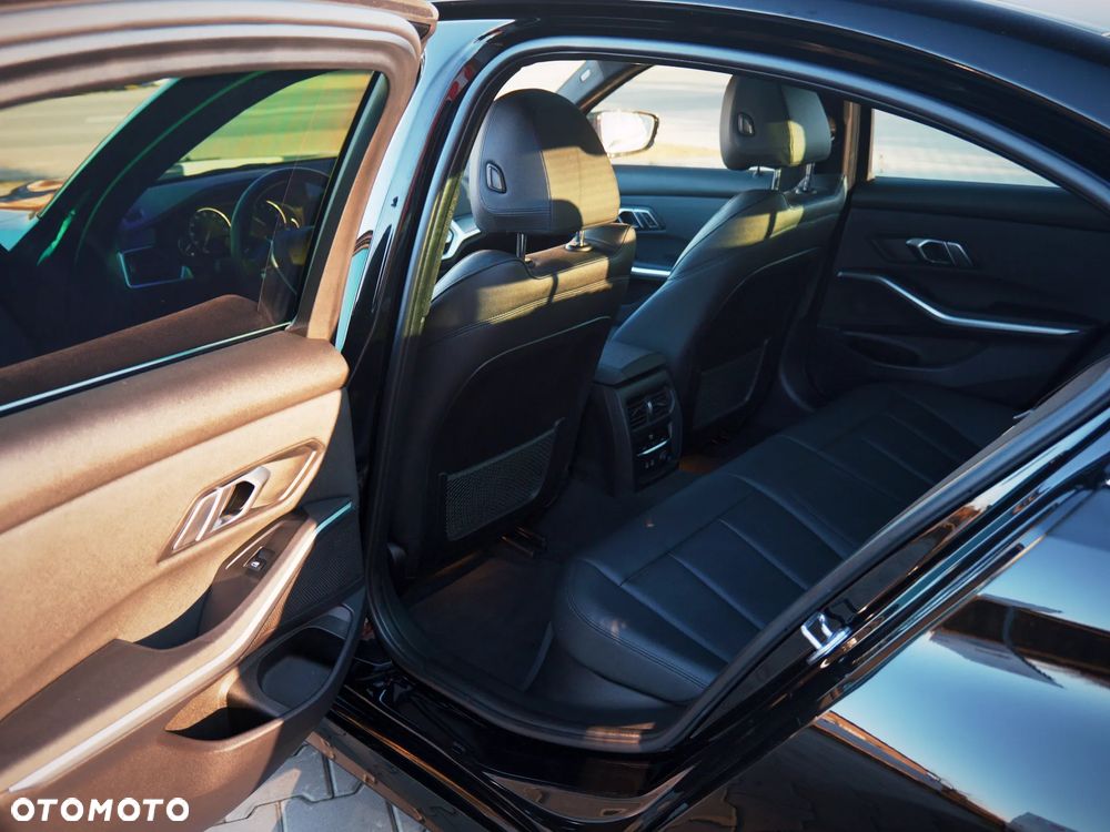 BMW Seria 3 330i xDrive M Sport - 23