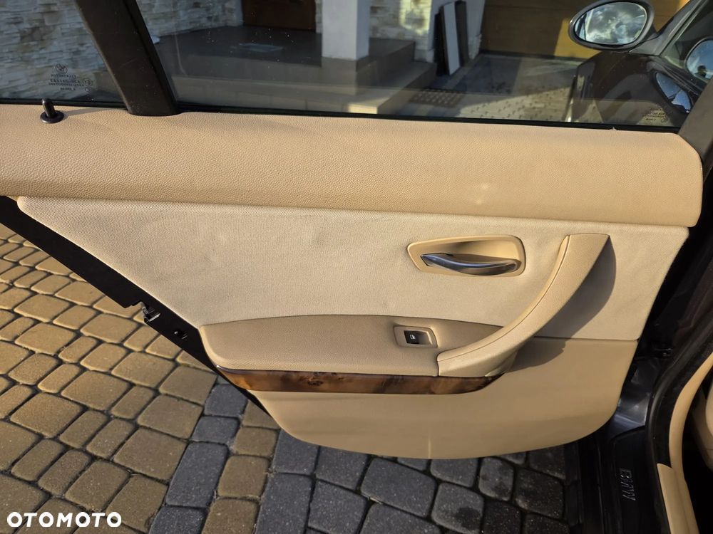 BMW Seria 3 320i - 24