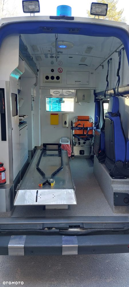 Renault Trafic ambulans - 11