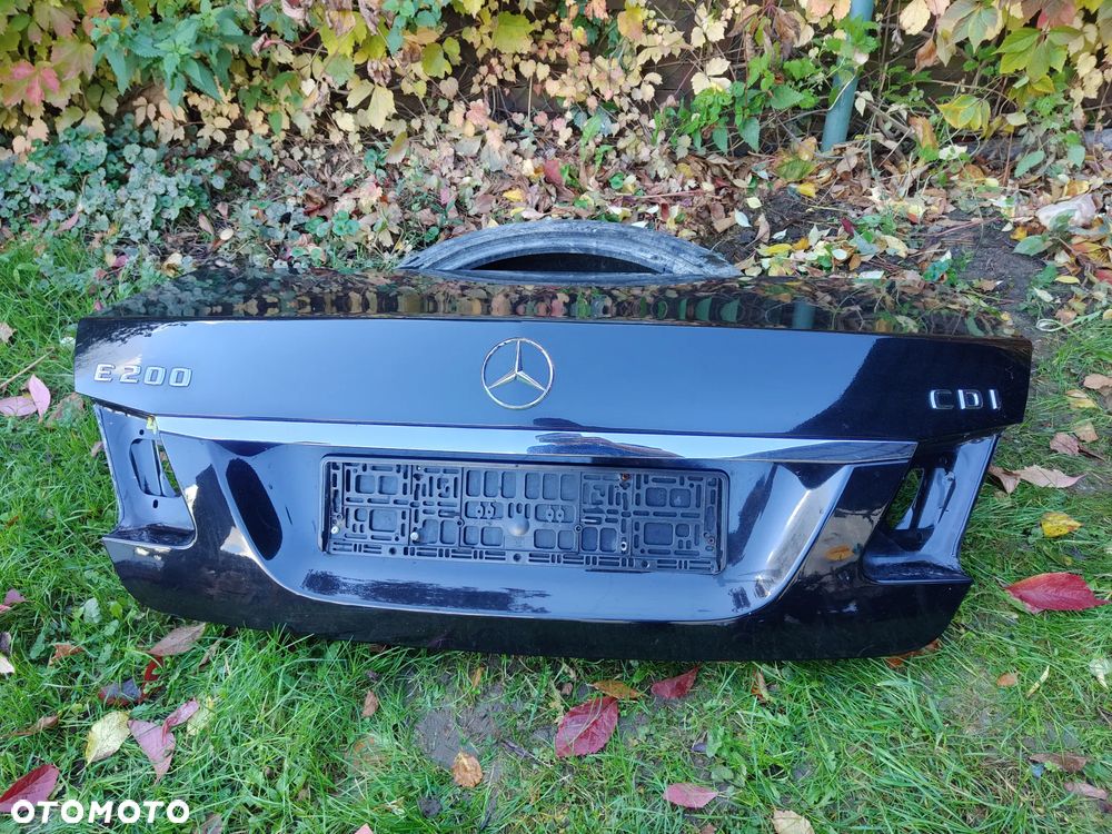 MERCEDES W212 sedan Klapa TYLNA LAK 197 W Kolor