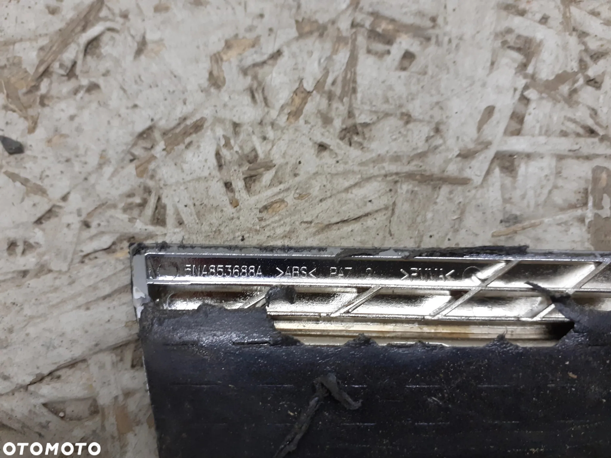 ZNACZEK EMBLEMAT NA BŁOTNIK LEWY VW TIGUAN II 2016-> R-LINE 5NA853688A - 2
