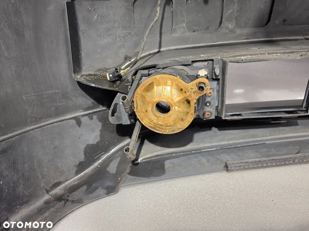 BMW E60 03-06 ZDERZAK PRZEDNI PRZÓD NA SPRYSKI + 4xPDC + INSTALACJA PDC + NERKI I GÓRNA CZĘŚĆ PASA , NR 5111703369 / 703369 , NR AUKCJI NZ1706 - 40