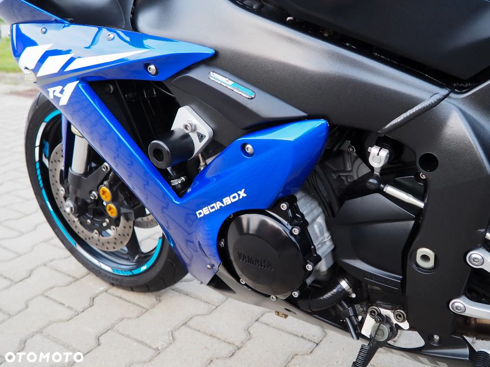 Yamaha R1 - 18