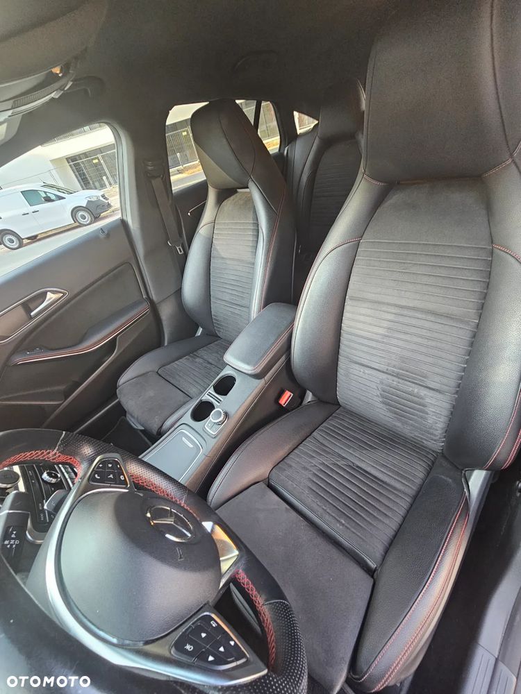 Mercedes-Benz CLA 220 4-Matic AMG Line - 23