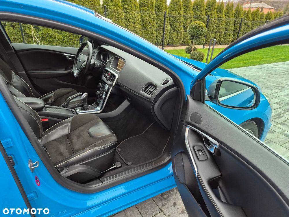 Volvo V40 D2 R Design - 17