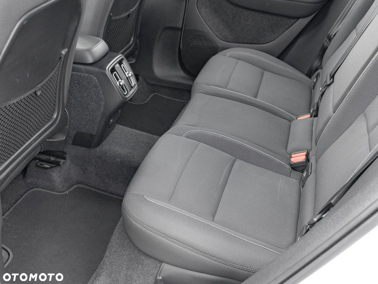 Volvo XC 40 T3 Momentum Pro - 24