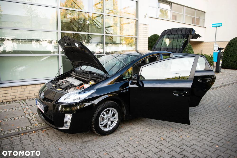 Toyota Prius (Hybrid) Executive - 8