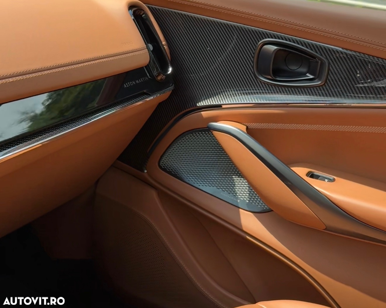 Aston Martin DBX - 11