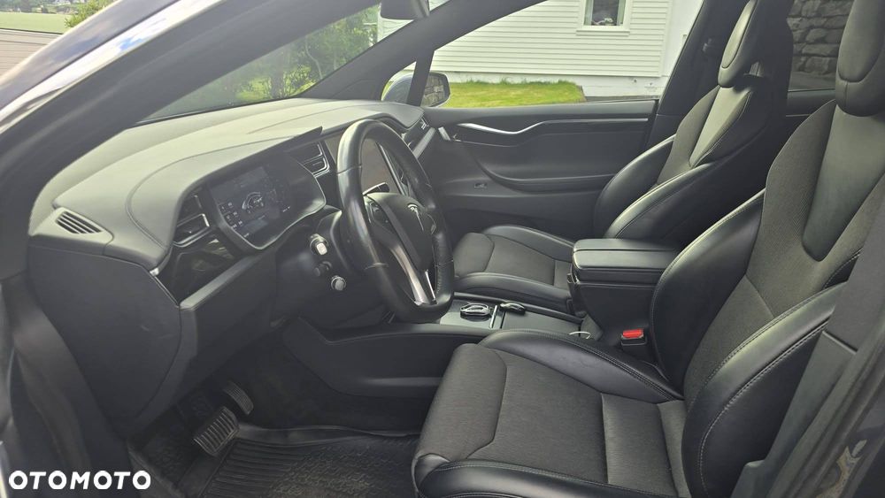 Tesla Model X - 14