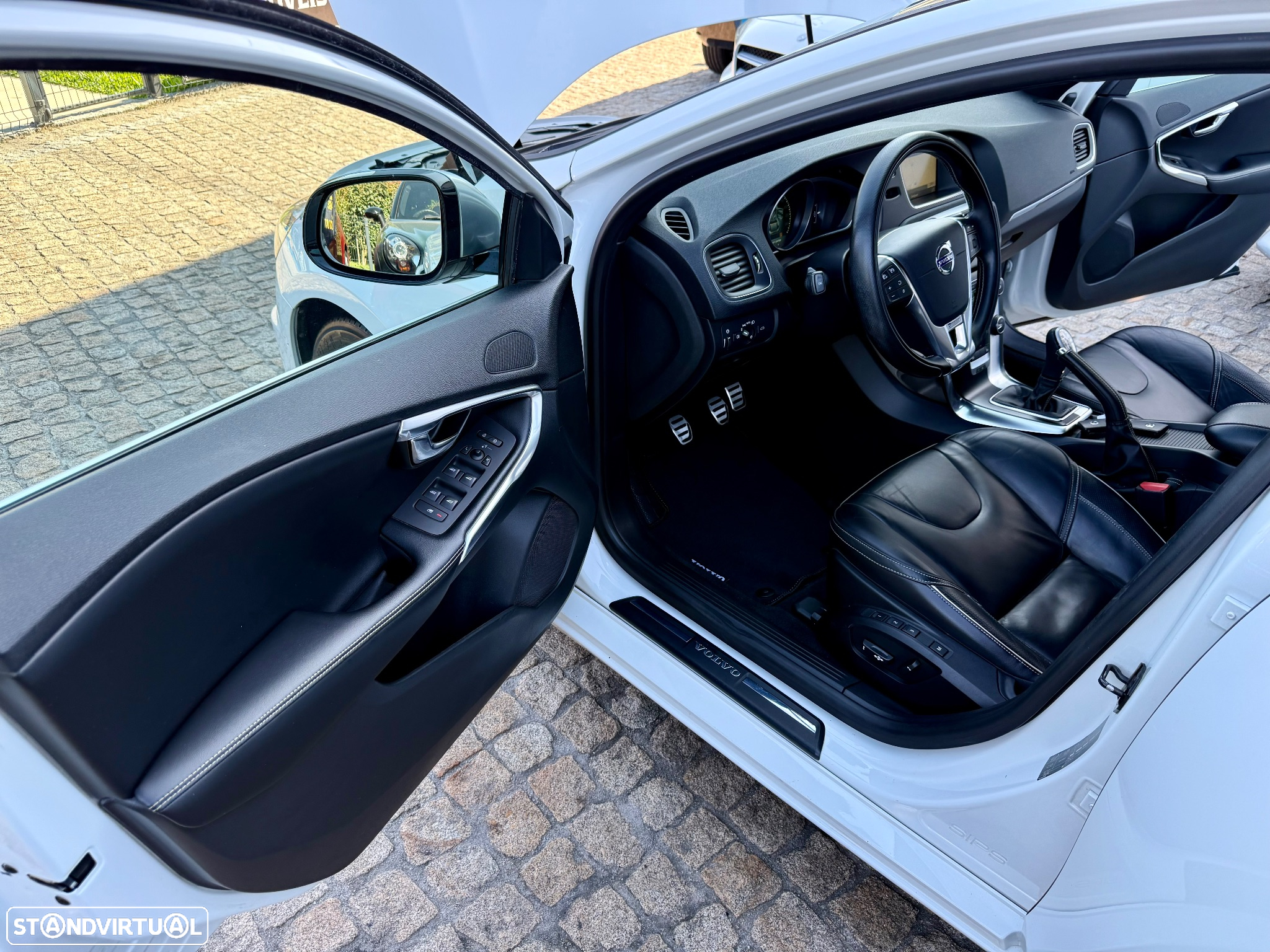 Volvo V40 1.6 D2 R-Design - 37