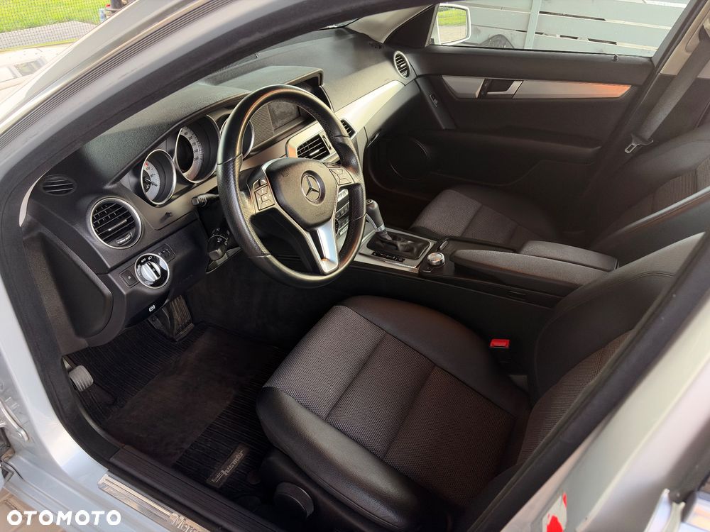 Mercedes-Benz Klasa C 180 CGI Automatik BlueEFFICIENCY Avantgarde - 9