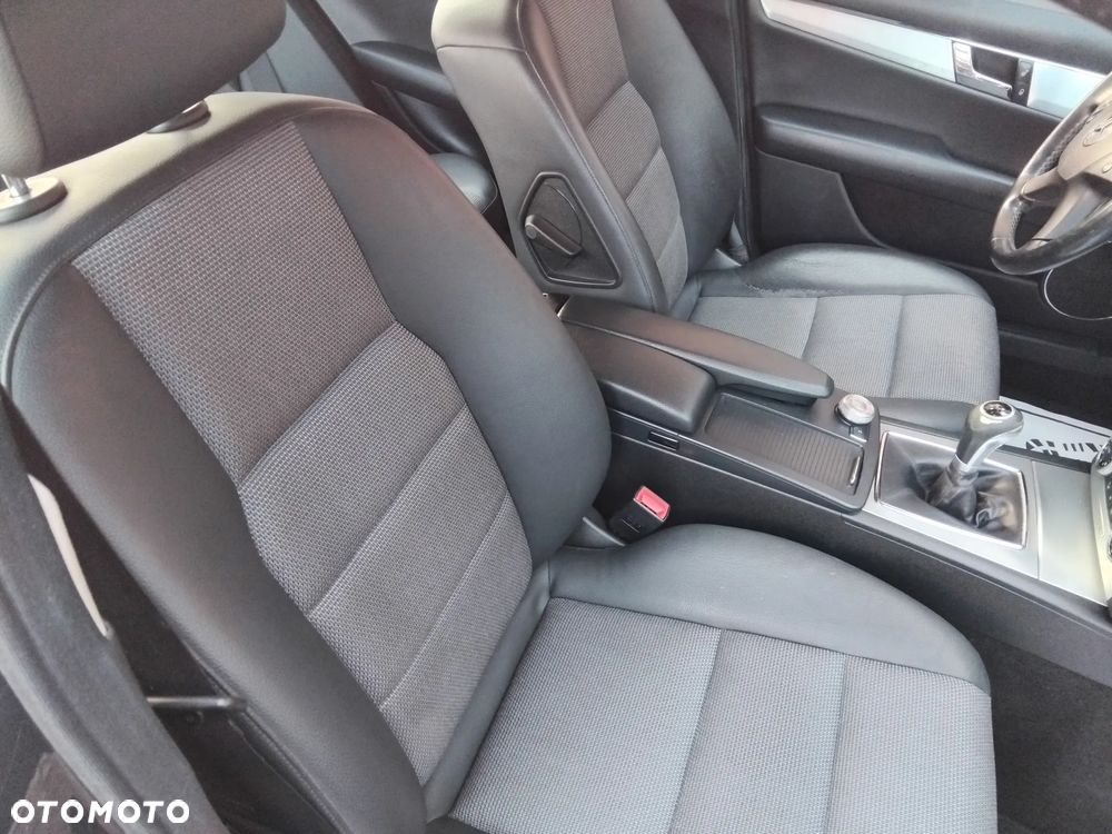 Mercedes-Benz Klasa C 200 CGI BlueEFFICIENCY Avantgarde - 11