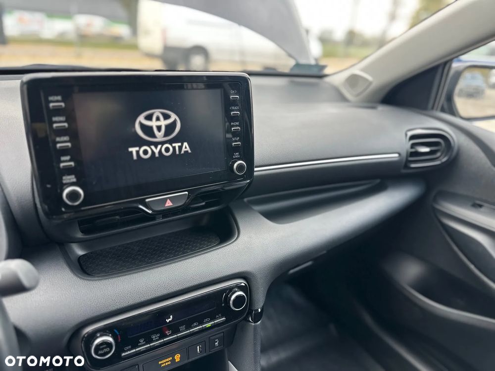 Toyota Yaris Hybrid 100 Selection - 17